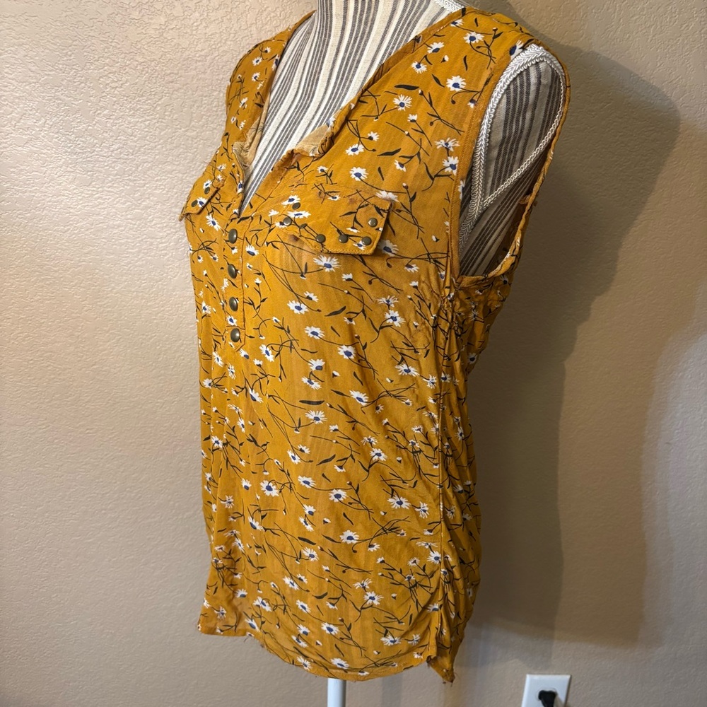 Eden & Olivia Blouse Medium Mustard Gold Floral White Sleeveless Buttons Boho - Picture 7 of 14